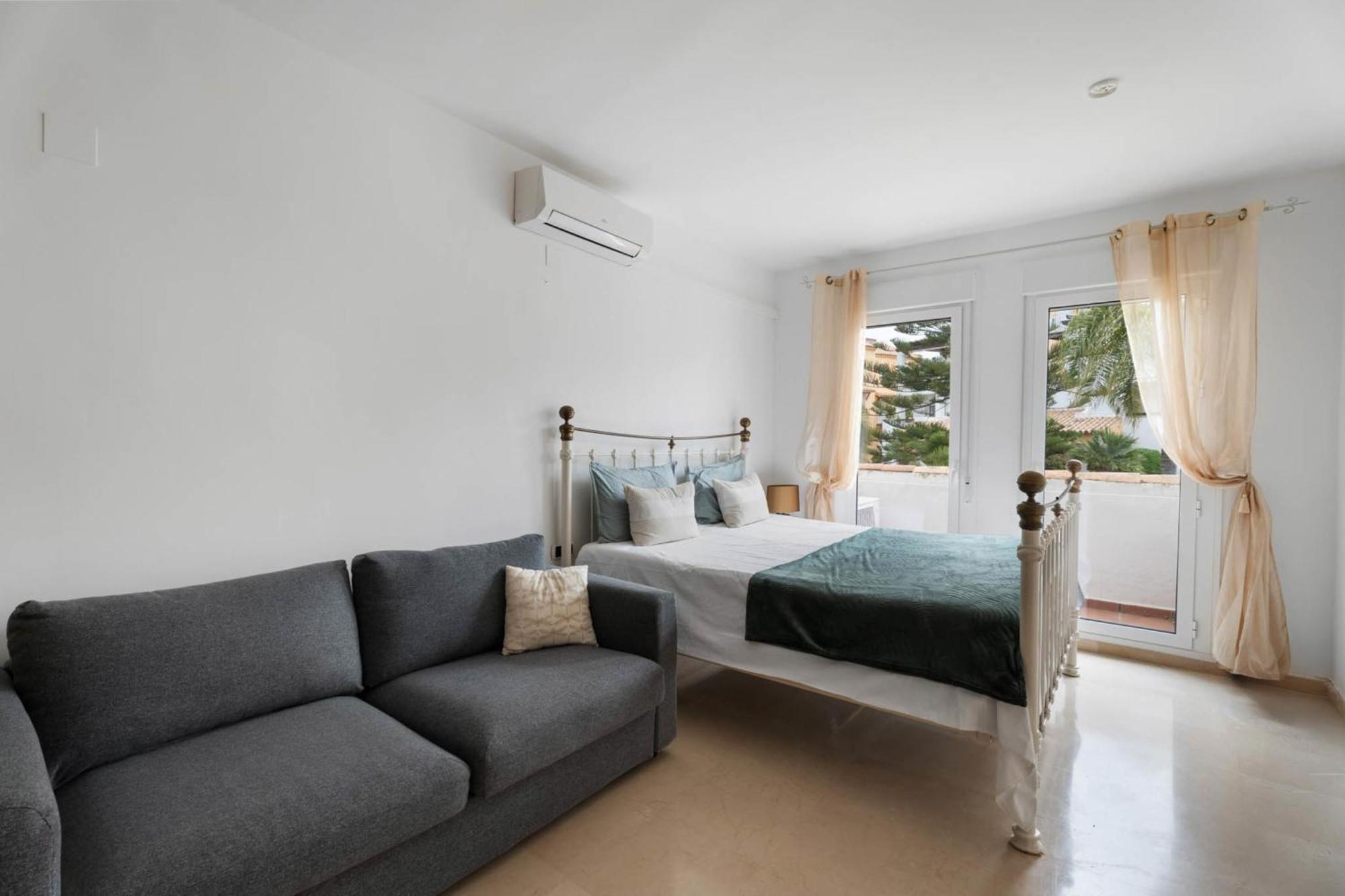 Elegant 5-bedroom Apartment- 1 Min Walk To The In Bahia De