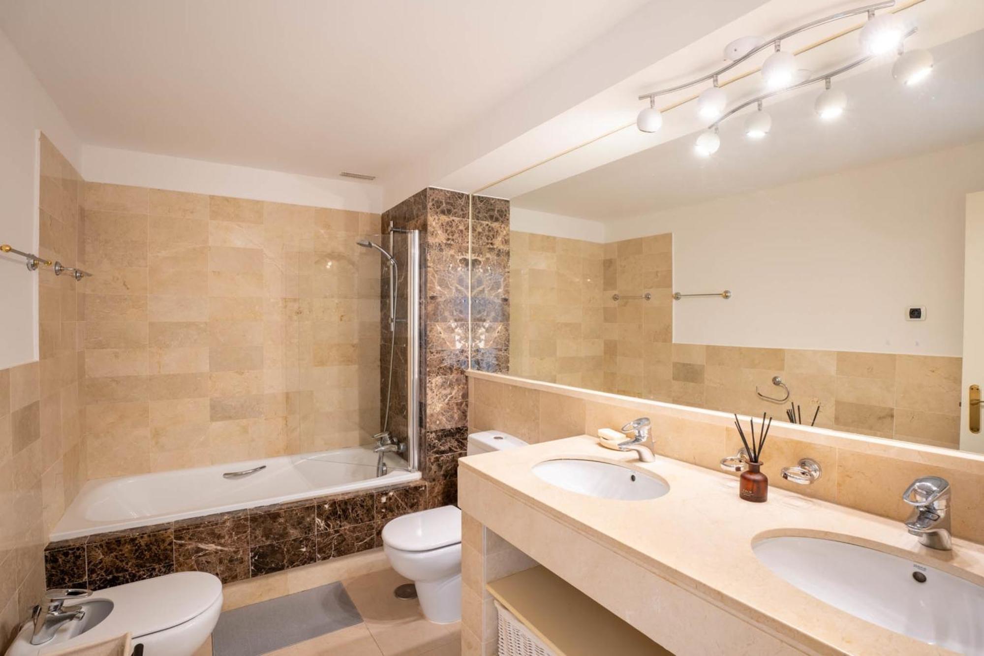 Elegant 5-bedroom Apartment- 1 Min Walk To The In Bahia De Vakantiehuis *
