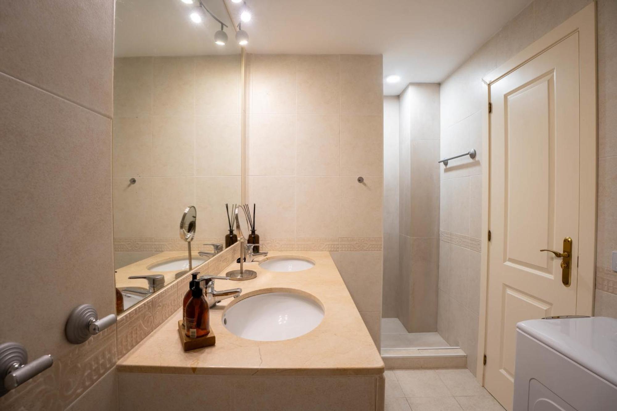 Elegant 5-bedroom Apartment- 1 Min Walk To The In Bahia De Marbella