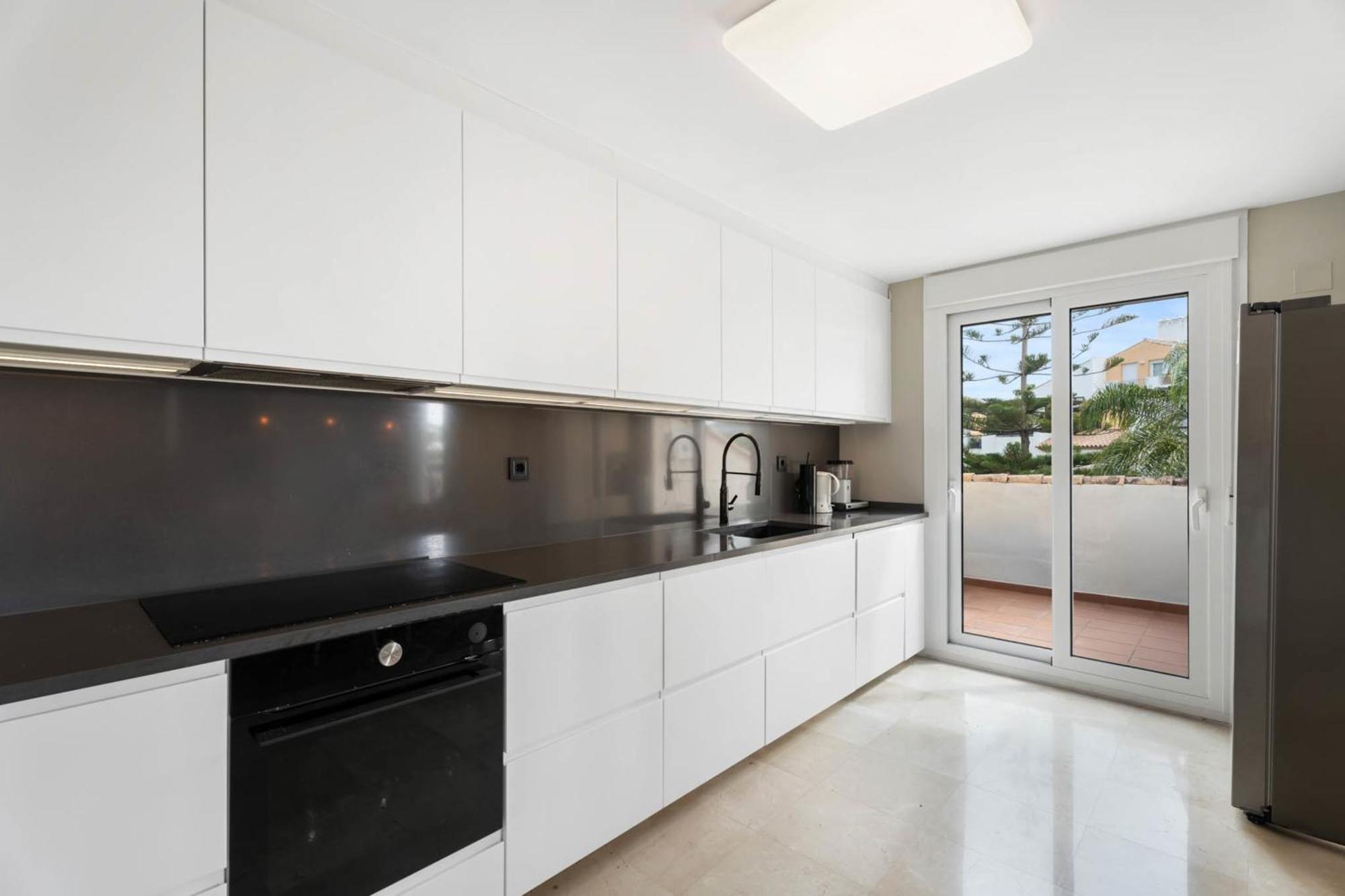 Elegant 5-bedroom Apartment- 1 Min Walk To The In Bahia De