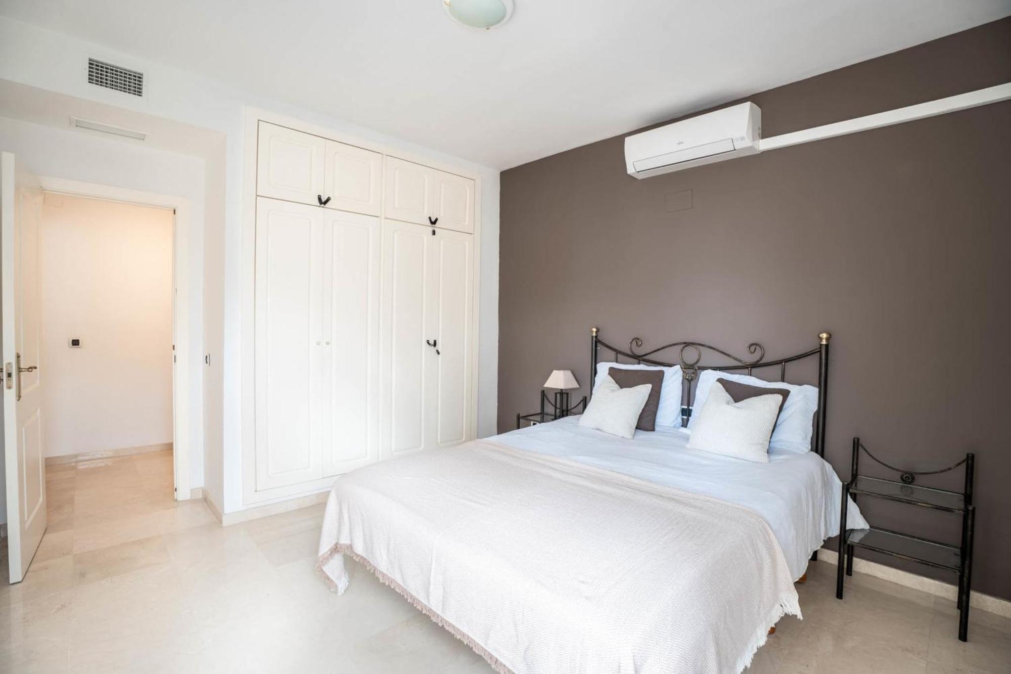 Vakantiehuis Elegant 5-bedroom Apartment- 1 Min Walk To The In Bahia De Marbella