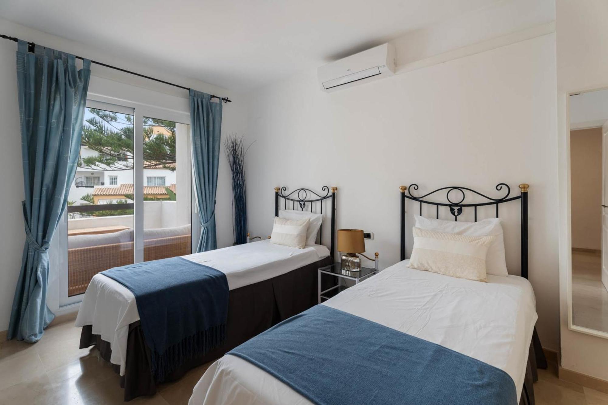 Elegant 5-bedroom Apartment- 1 Min Walk To The In Bahia De Vakantiehuis