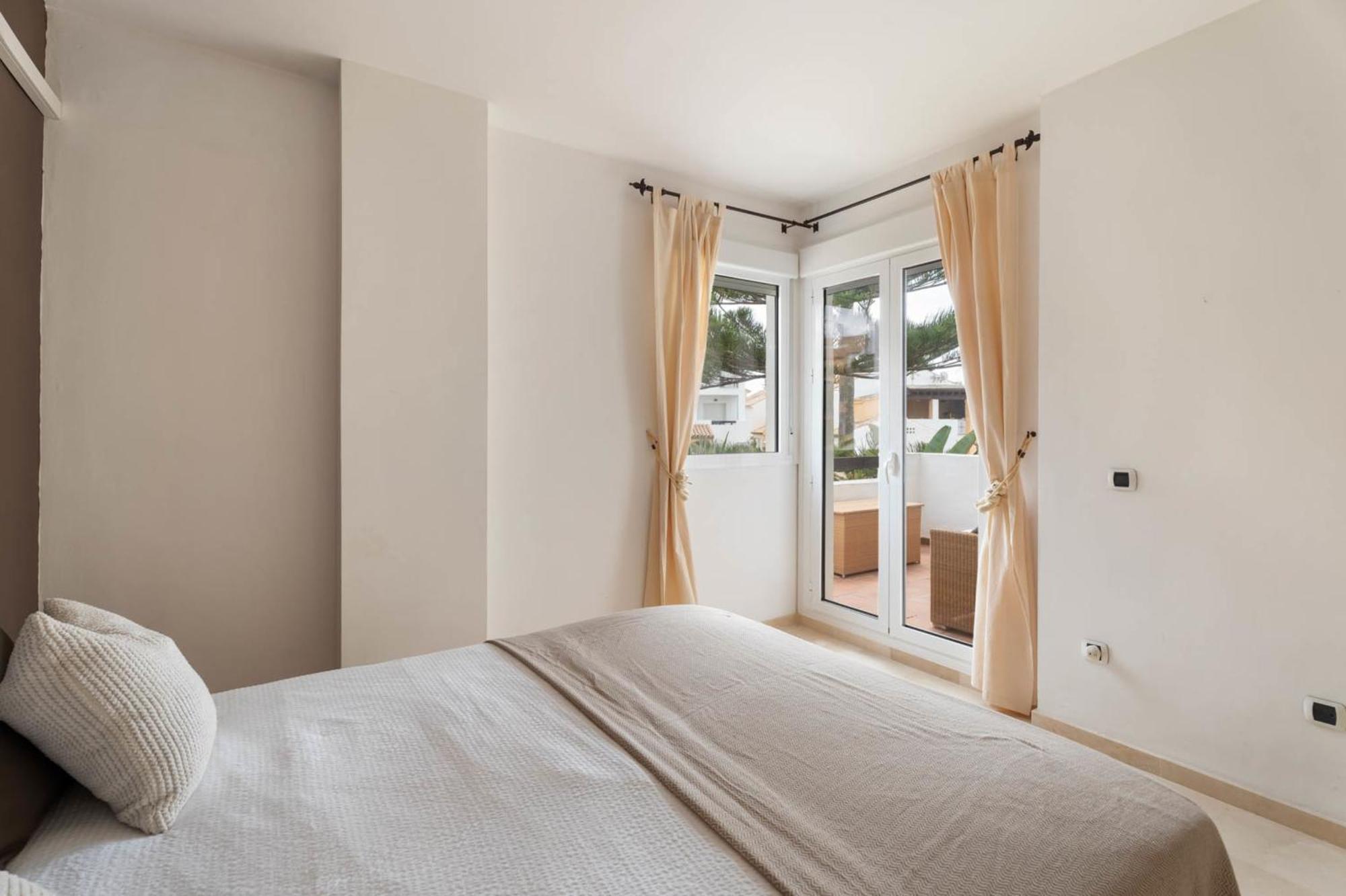 Vakantiehuis Elegant 5-bedroom Apartment- 1 Min Walk To The In Bahia De Marbella