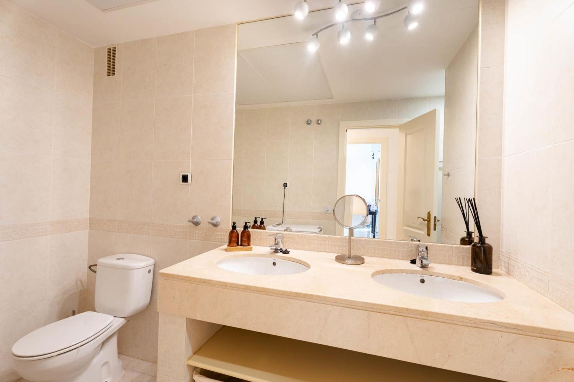 Elegant 5-bedroom Apartment- 1 Min Walk To The In Bahia De Marbella