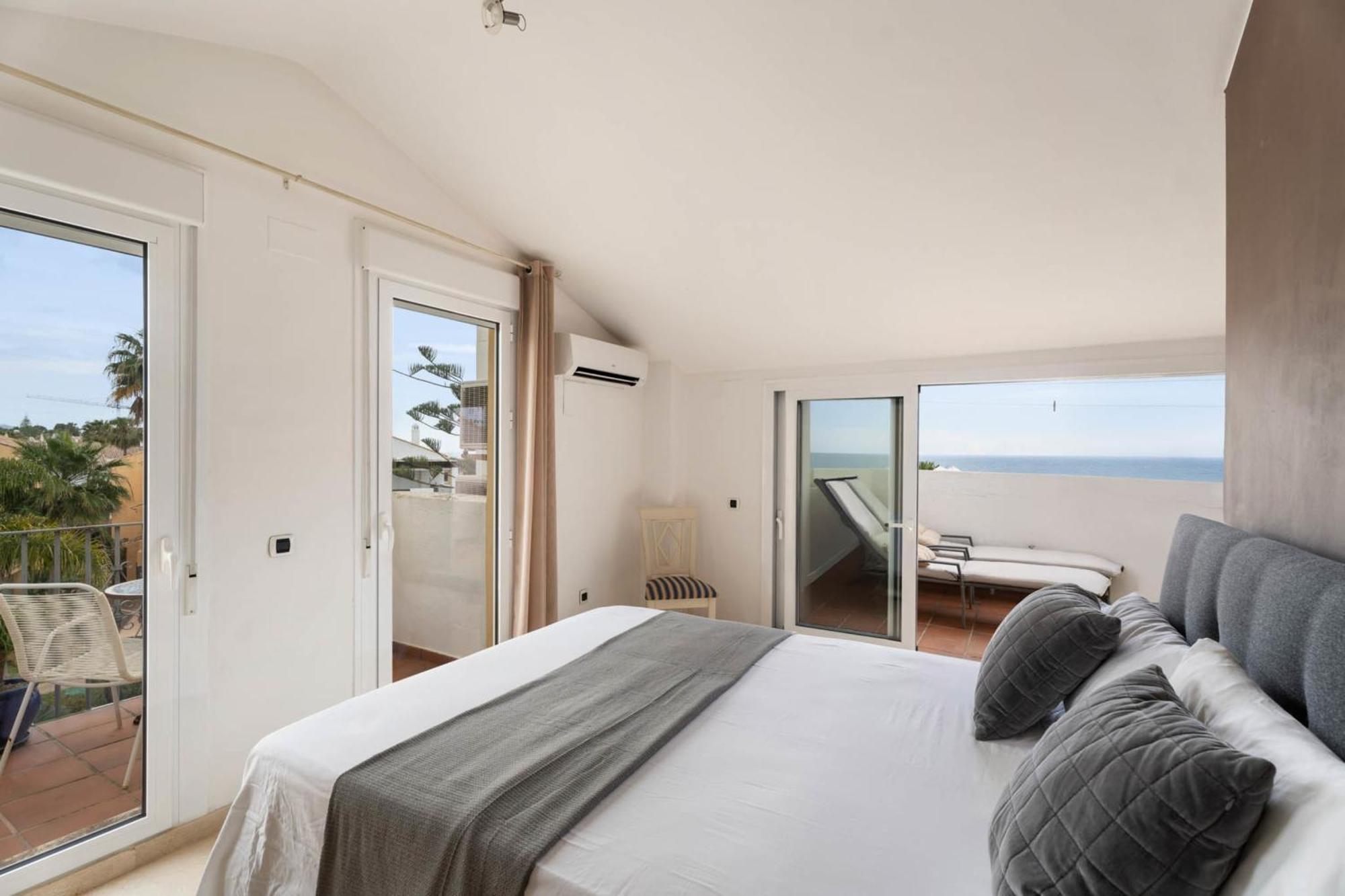 Elegant 5-bedroom Apartment- 1 Min Walk To The In Bahia De *