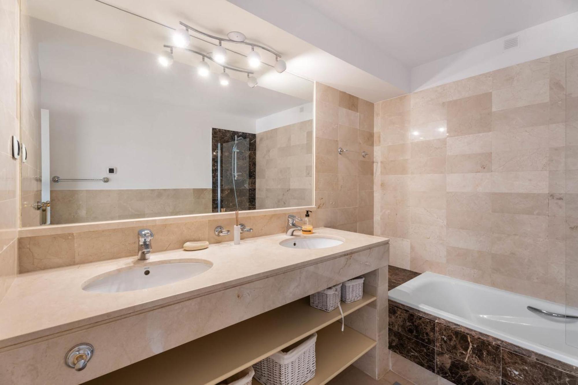 Elegant 5-bedroom Apartment- 1 Min Walk To The In Bahia De Vakantiehuis *