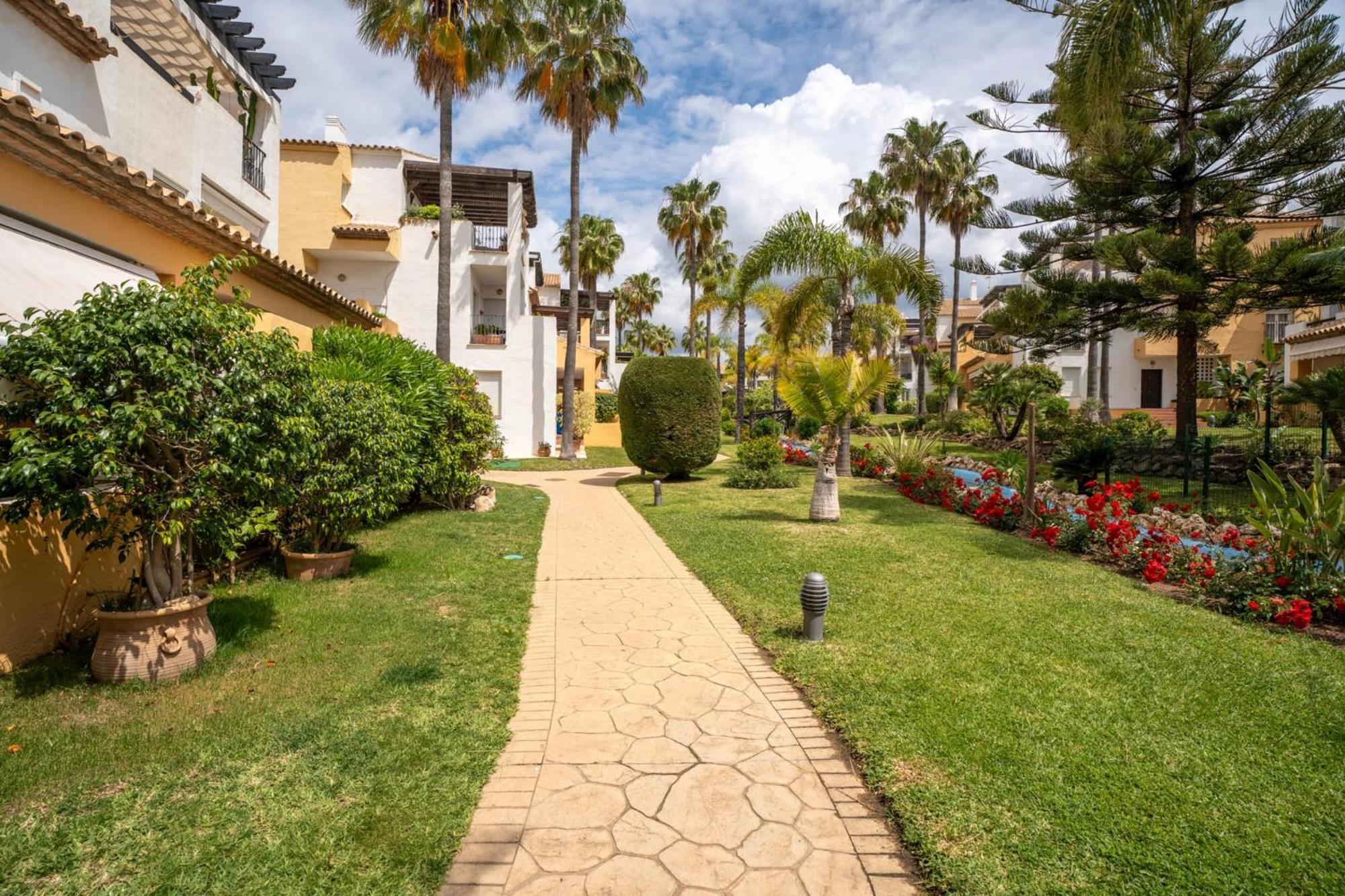 Vakantiehuis Elegant 5-bedroom Apartment- 1 Min Walk To The In Bahia De Marbella