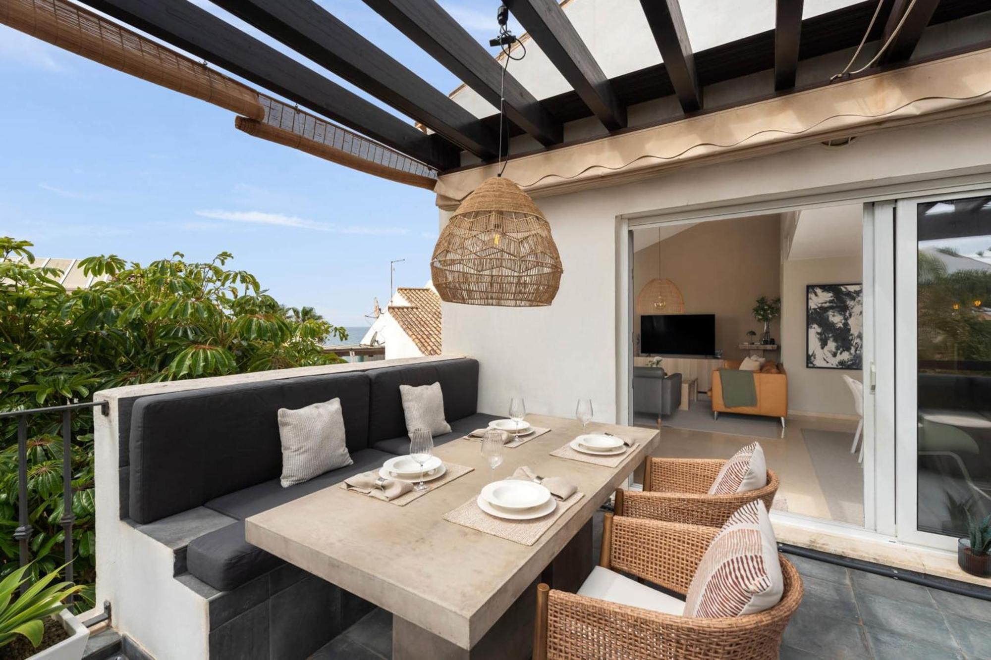 Vakantiehuis Elegant 5-bedroom Apartment- 1 Min Walk To The In Bahia De Marbella